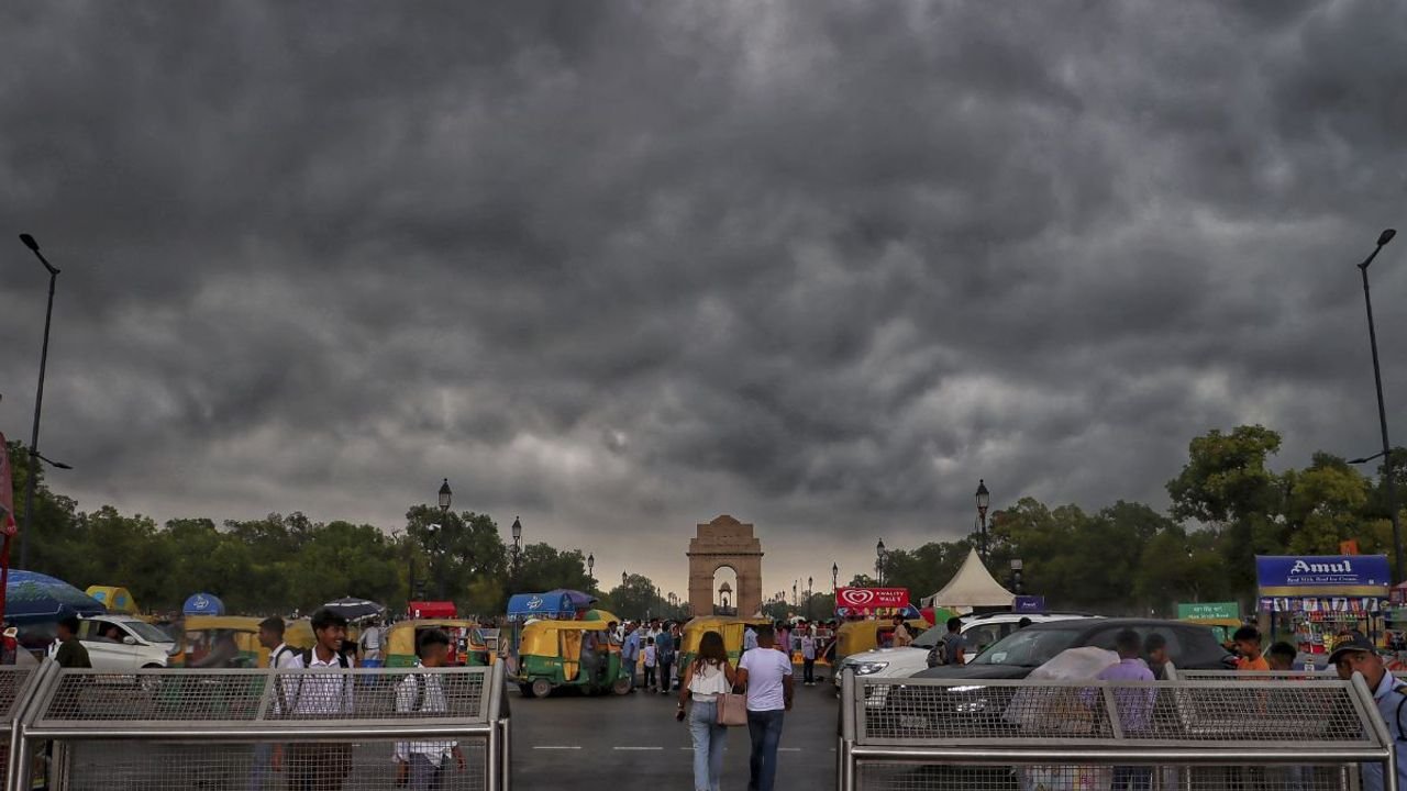 Delhi records minimum temperature at 26.5 deg C, light rain likely during day