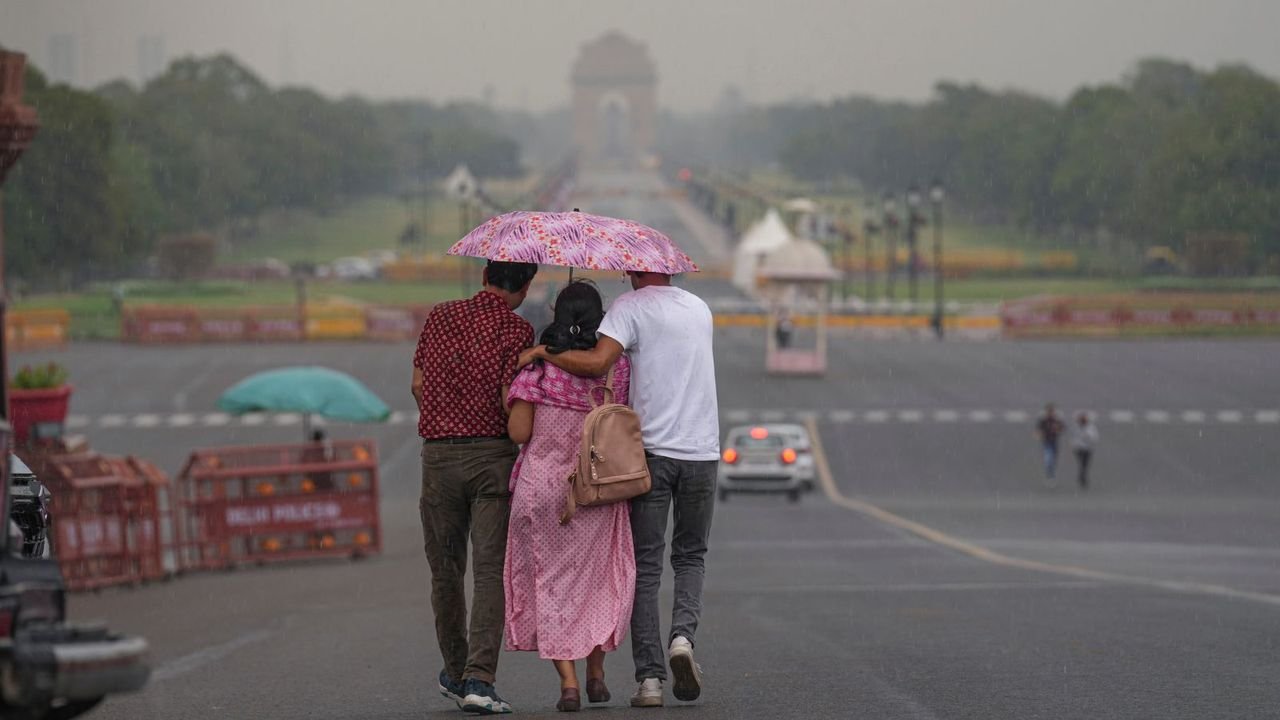Delhi’s minimum temperature dips to 25 deg C, light rain and cloudy skies ahead