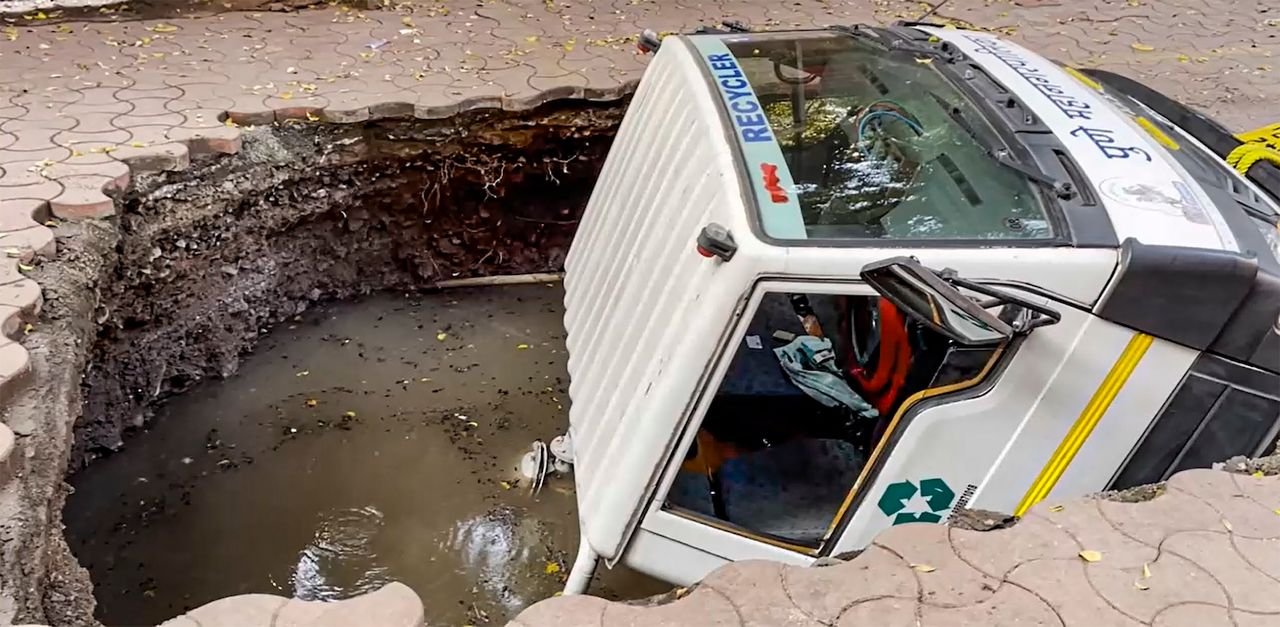 Pune: sinkhole swallows up truck on post office premises