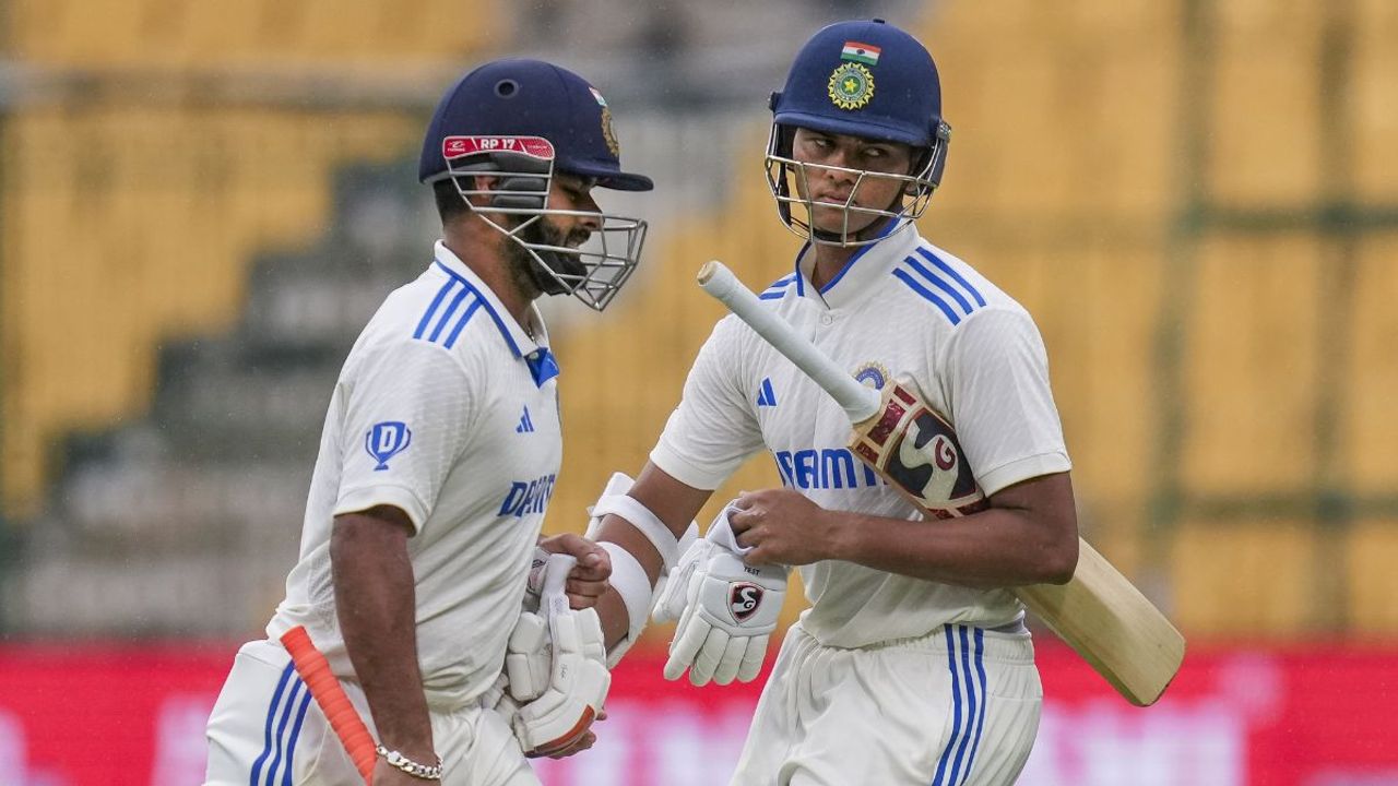 India tottering at 34/6 at lunch against New Zealand on Day 2
