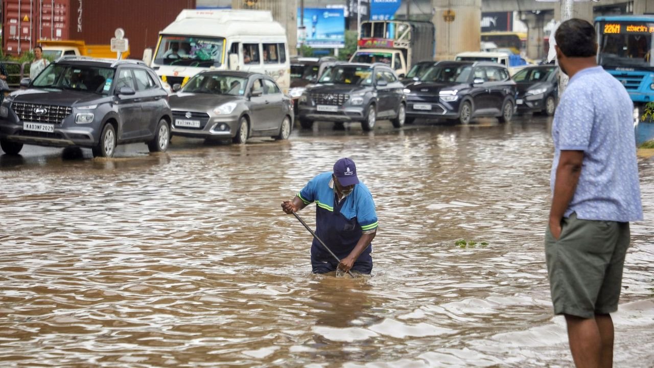Schools closed as heavy rains cripple normal life in Bengaluru