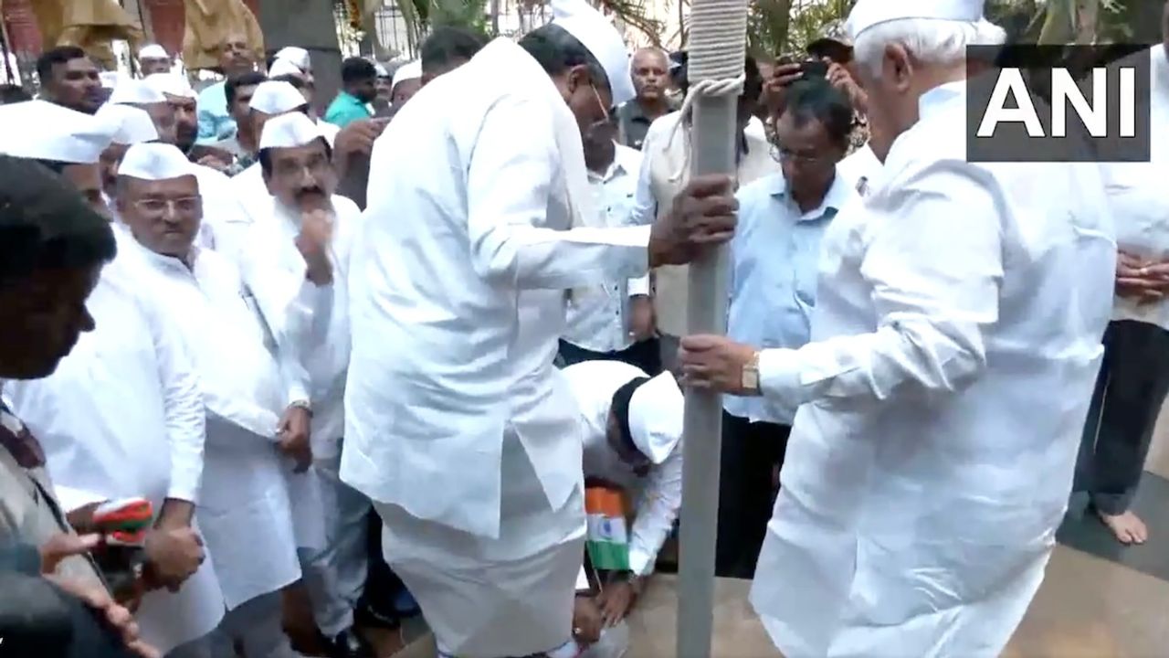 Video of Congress worker removing Siddaramaiah’s shoe sparks row