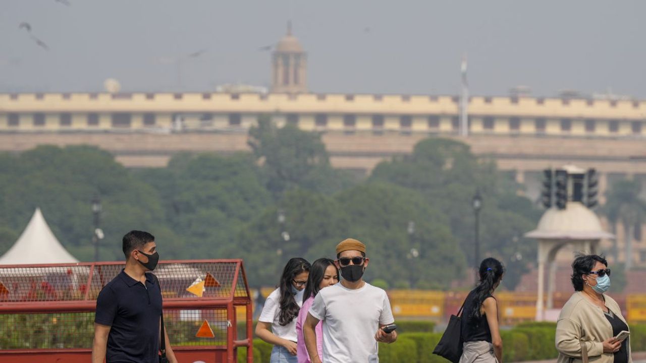 Air quality improves in Delhi due to favourable winds