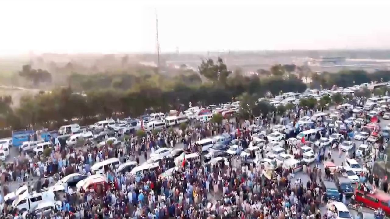 Imran Khan’s supporters enter Islamabad; 1 policeman killed, dozens injured