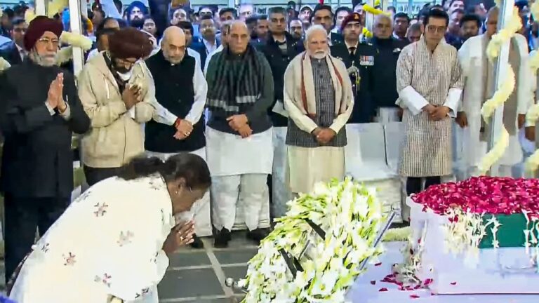 Top leaders, foreign dignitaries pay last respects to Manmohan Singh at Nigambodh Ghat
