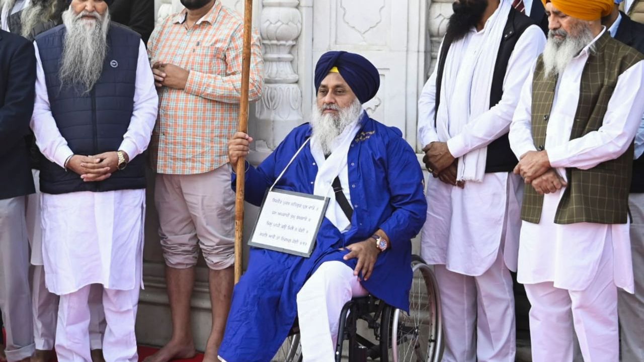 Sukhbir Badal performs 'sewadar' duty at Golden Temple, Majithia washed utensils