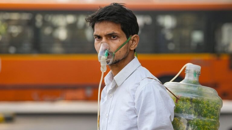 Delhi AQI worsens further, minimum temperature 7.6 degrees Celsius
