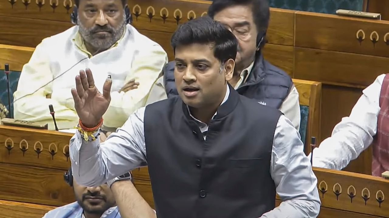 Shrikant Shinde refers to Indira Gandhi’s letter to Savarkar in LS, sparks uproar