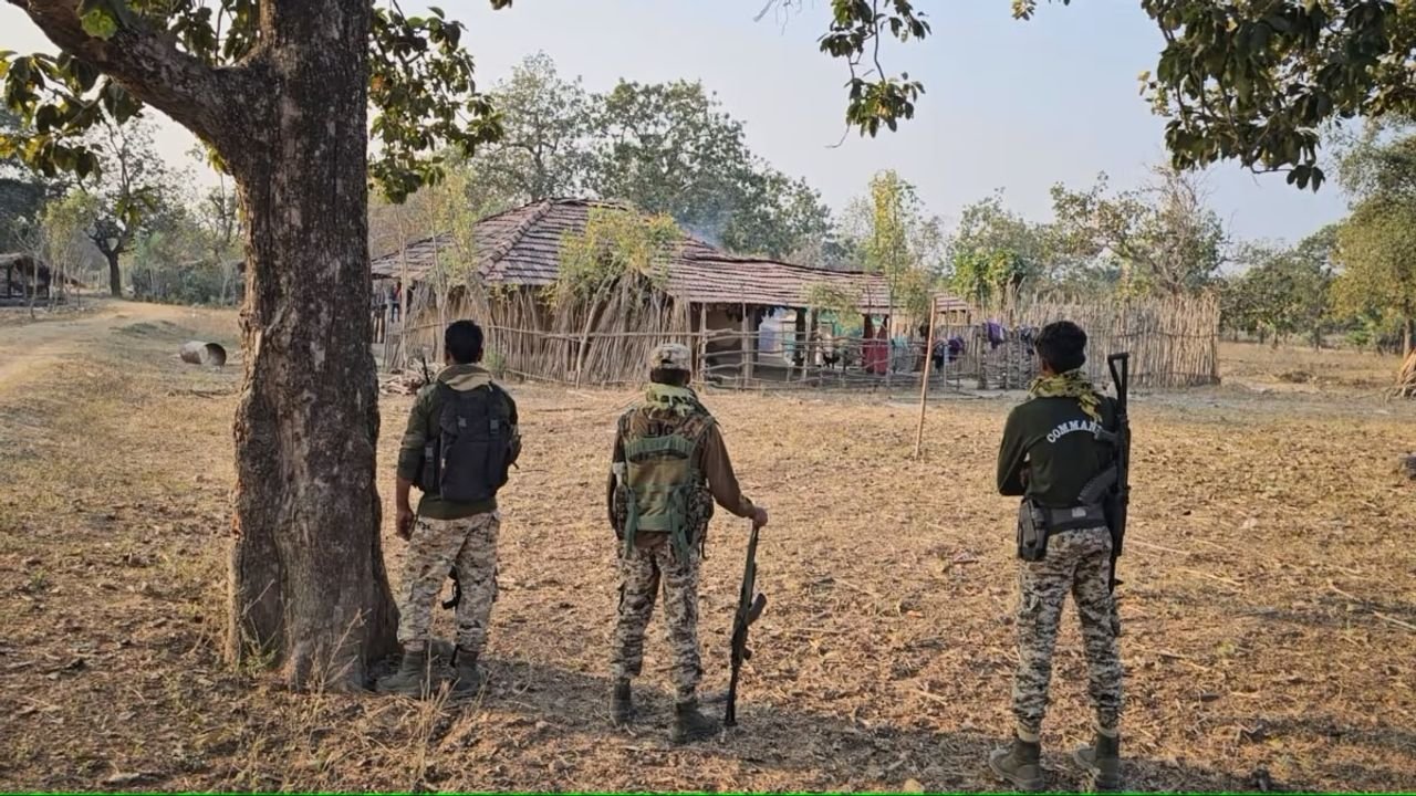 Naxalites kill Anganwadi assistant on suspicion of being police informer in Chhattisgarh