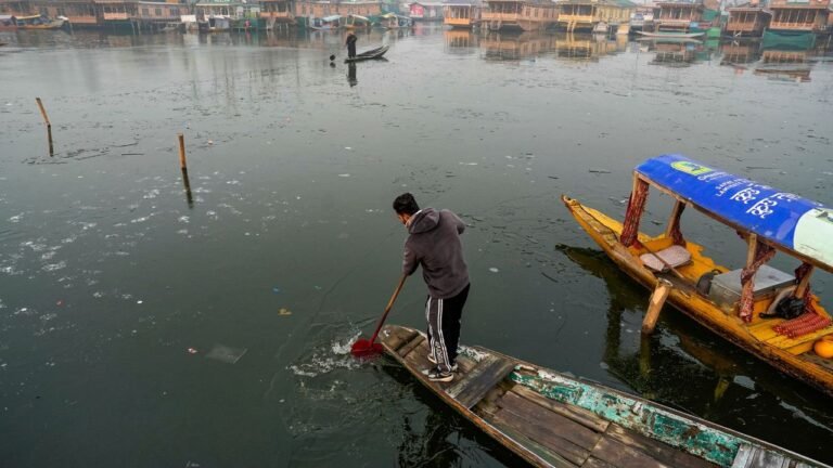 Kashmir reels under intense cold wave conditions, Srinagar records -7 deg C