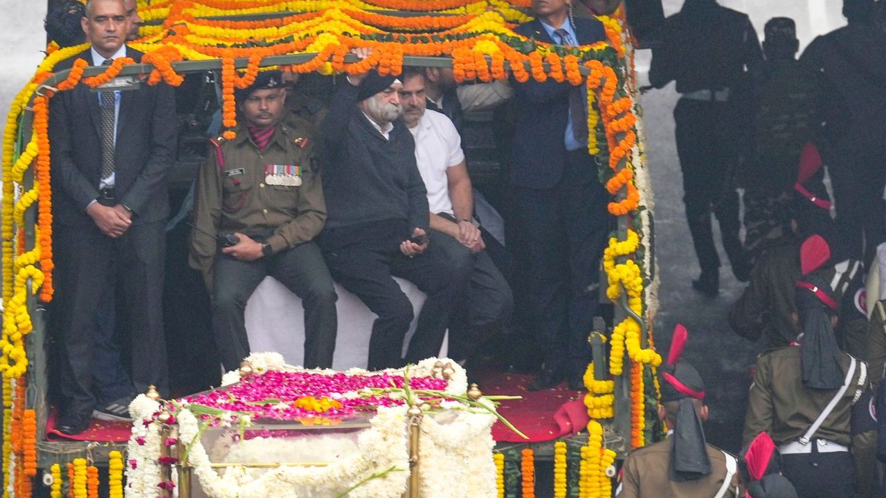 Manmohan Singh’s mortal remains reach Nighambodh Ghat for last rites