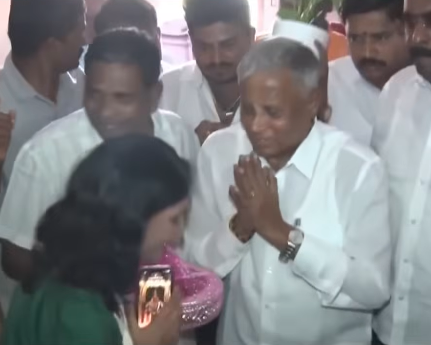 Hassan DC Touches Union Minister V. Somanna’s Feet, Sparks Political Controversy