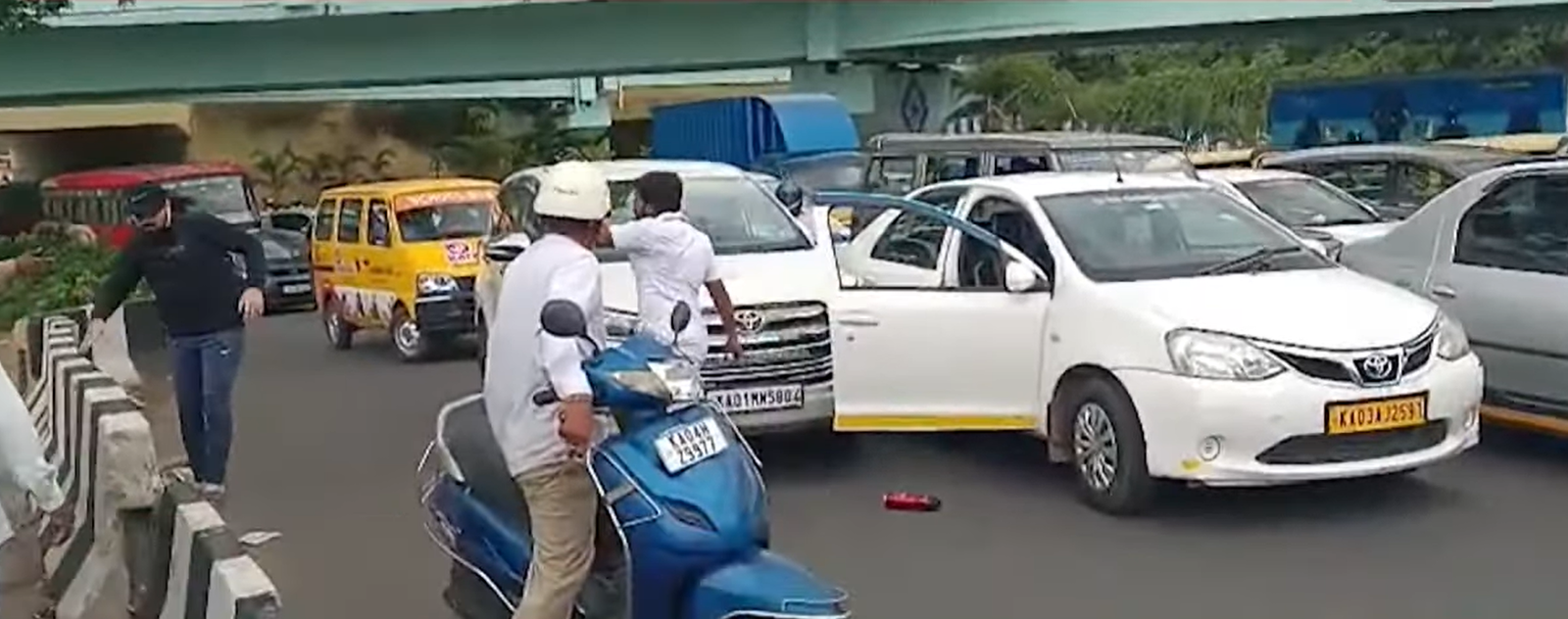 Bengaluru Road Rage: Machete-Wielding Driver Attacks Cabbie, Public Smashes His Car in Retaliation