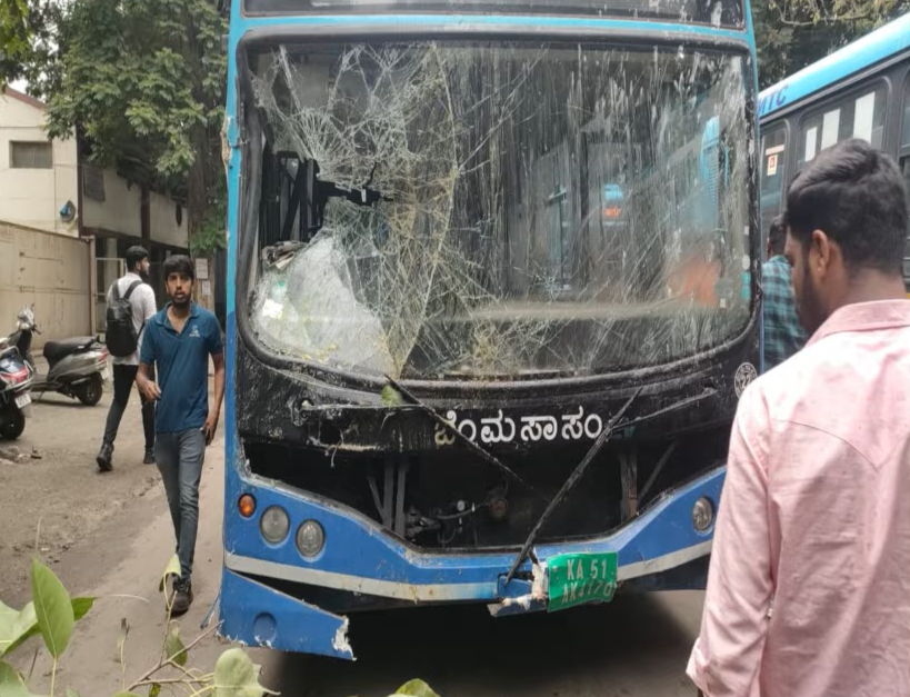 Bengaluru BMTC Electric Bus Rams into Canteen in Peenya, Leaves One Dead and Several Injured; Conductor Allegedly Behind Wheel
