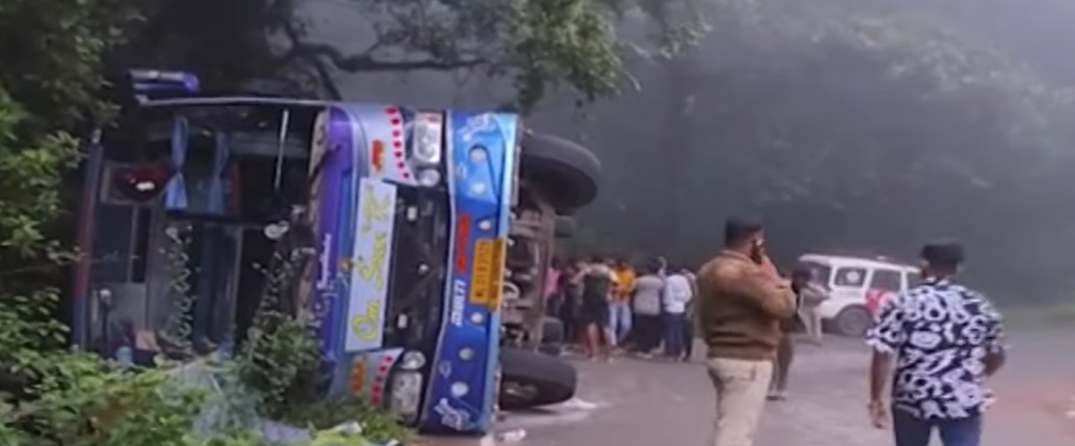 Private Tourist Bus Overturns in Chikkamagaluru, Over 25 Injured; Driver Lost Control Amid Dense Fog