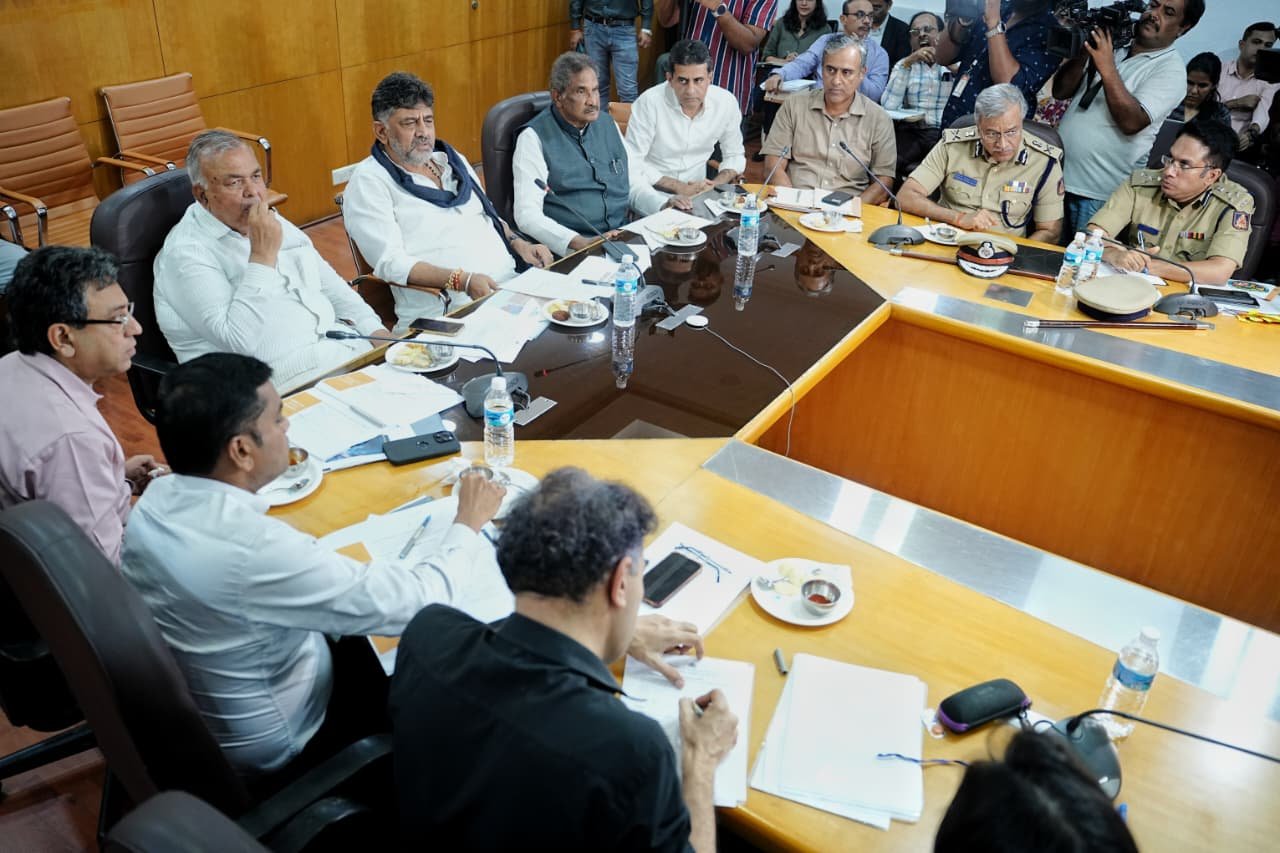 Bengaluru Clean-Up Drive: DK Shivakumar Warns Civic Officials Against Bogus Bills, Sets Deadline for Garbage-Free City