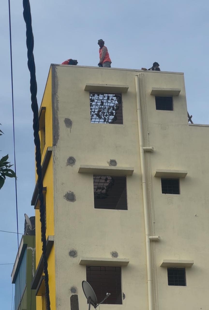 Bengaluru South City Corporation Orders Demolition of Cracked Illegal Building in Jakkasandra, Owner Initiates Safe Removal