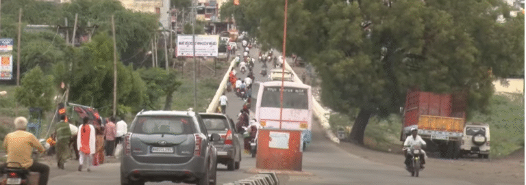 Vijayapura SBI Bank Robbery: Armed Gang in Military Uniform Loots 50 kg Gold, ₹8 Crore Cash After Tying Up Staff
