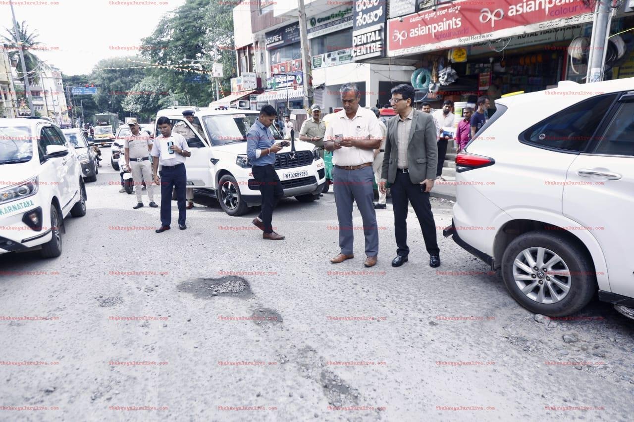 Bengaluru Chief Commissioner Maheshwar Rao Snaps Pothole on Langford Road, Sends Video to Engineers as Top Officials Join Inspection