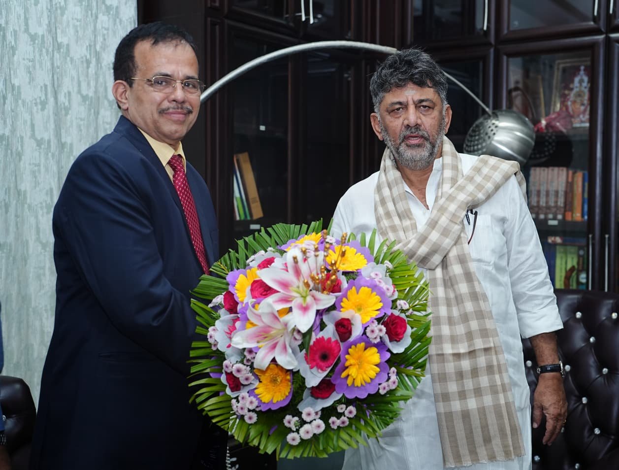 Karnataka Bank ED Raghavendra Srinivas Bhat Meets DyCM D.K. Shivakumar in Bengaluru