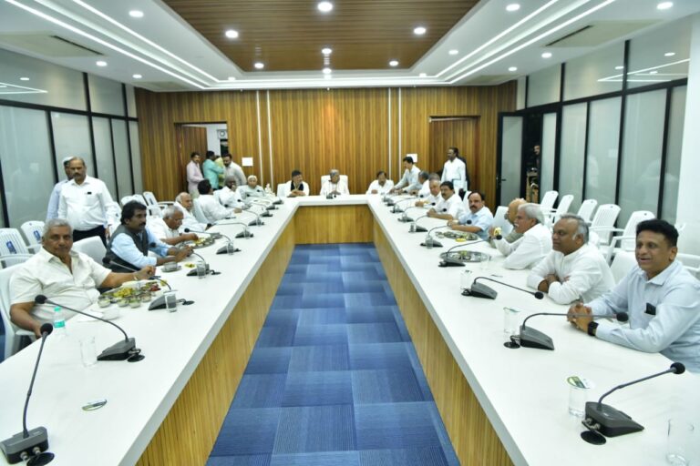 No Cabinet Reshuffle Talk at CM Siddaramaiah’s Dinner Meet — Focus on Bihar Poll Strategy and Development Funds
