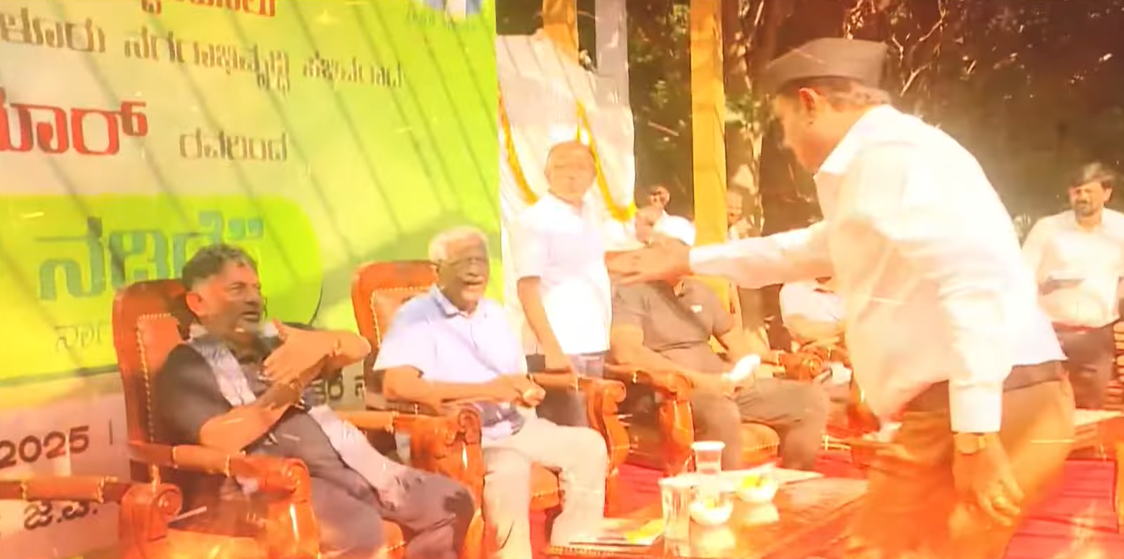 “Black Cap Clash at JP Park”: DCM D.K. Shivakumar and MLA Munirathna’s Rivalry Erupts into Chaos During ‘Bengaluru Nadige’ Event