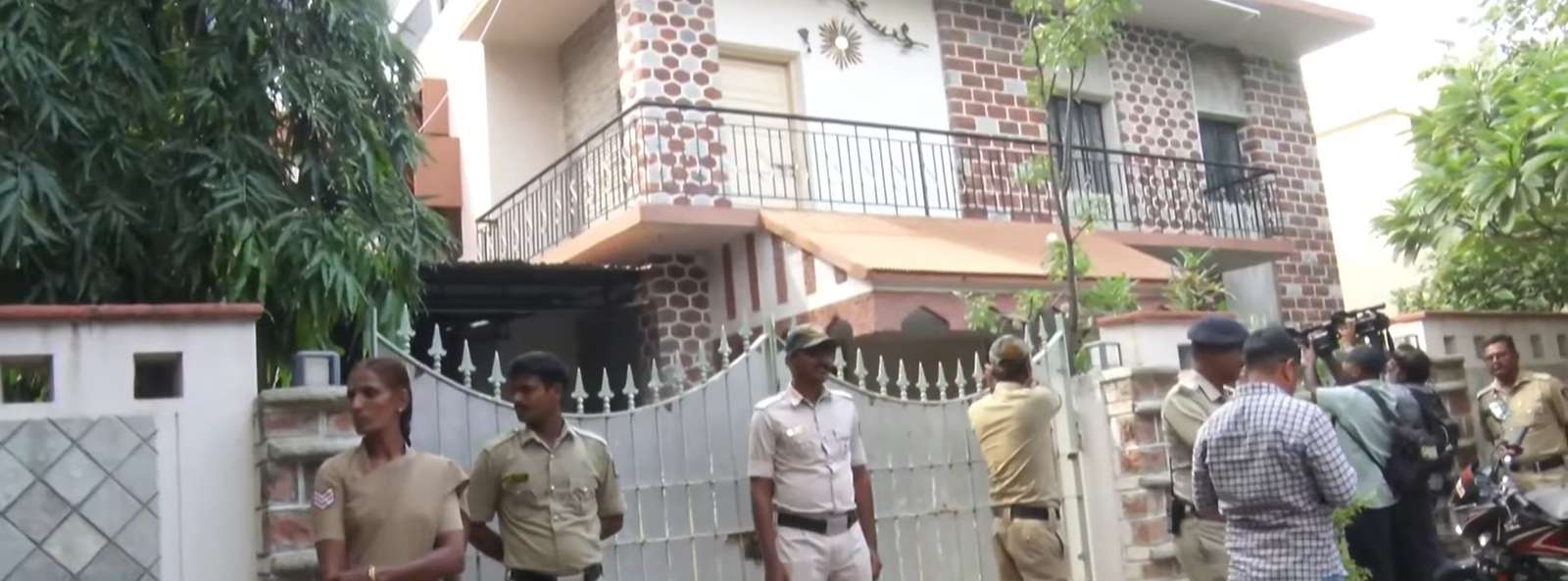 SIT Raid on Former BJP MLA Subhash Guttedar’s Residence in Vote Theft Case; Mysterious Fire Destroys Heaps of Documents Nearby
