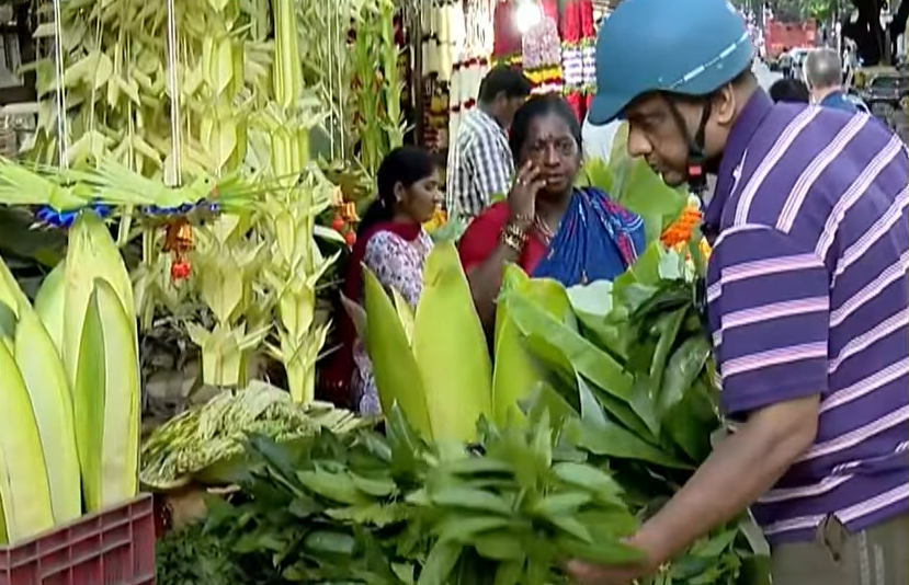 Bengaluru Dazzles in Diwali Spirit — Shoppers Crowd Markets Across the City for Flowers, Décor, and Festive Essentials