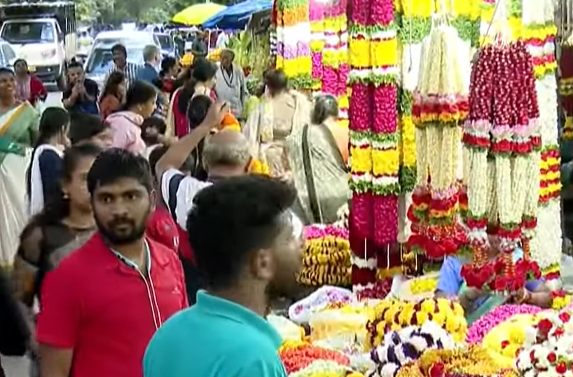 Bengaluru Dazzles in Diwali Spirit — Shoppers Crowd Markets Across the City for Flowers, Décor, and Festive Essentials