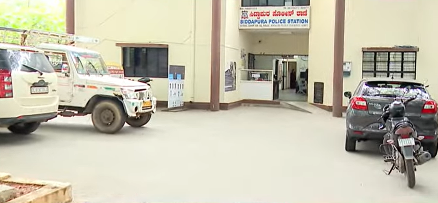 Bengaluru sandalwood smuggling, Pushpa-style smuggling, Siddapura Police raid, 750 kg sandalwood seized, onion truck sandalwood case, Kurnool to Chennai smuggling route, sandalwood racket Bengaluru, Karnataka police forest crime, sandalwood mafia, Siraj smuggling network, Bengaluru crime news, forest department crackdown, sandalwood seizure Karnataka