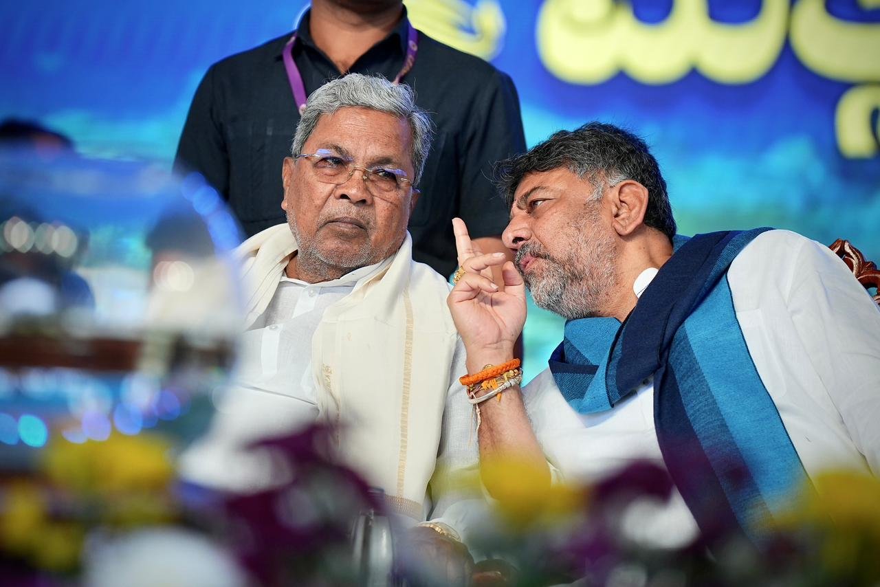 Power Battle Heats Up in Karnataka: CM Siddaramaiah’s Camp Counters DK Shivakumar’s Number Game With Back-to-Back Strategy Meetings