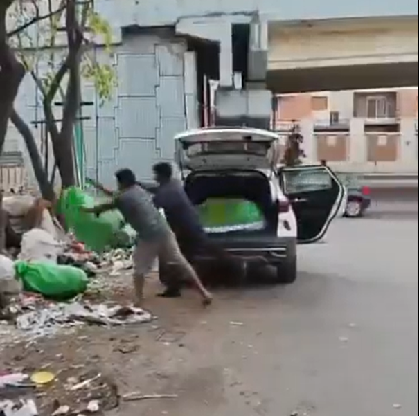Caught on Camera: Bengaluru North City Corporation Fines Vehicle Owner ₹5,000 for Dumping Garbage in Sarvagnanagar