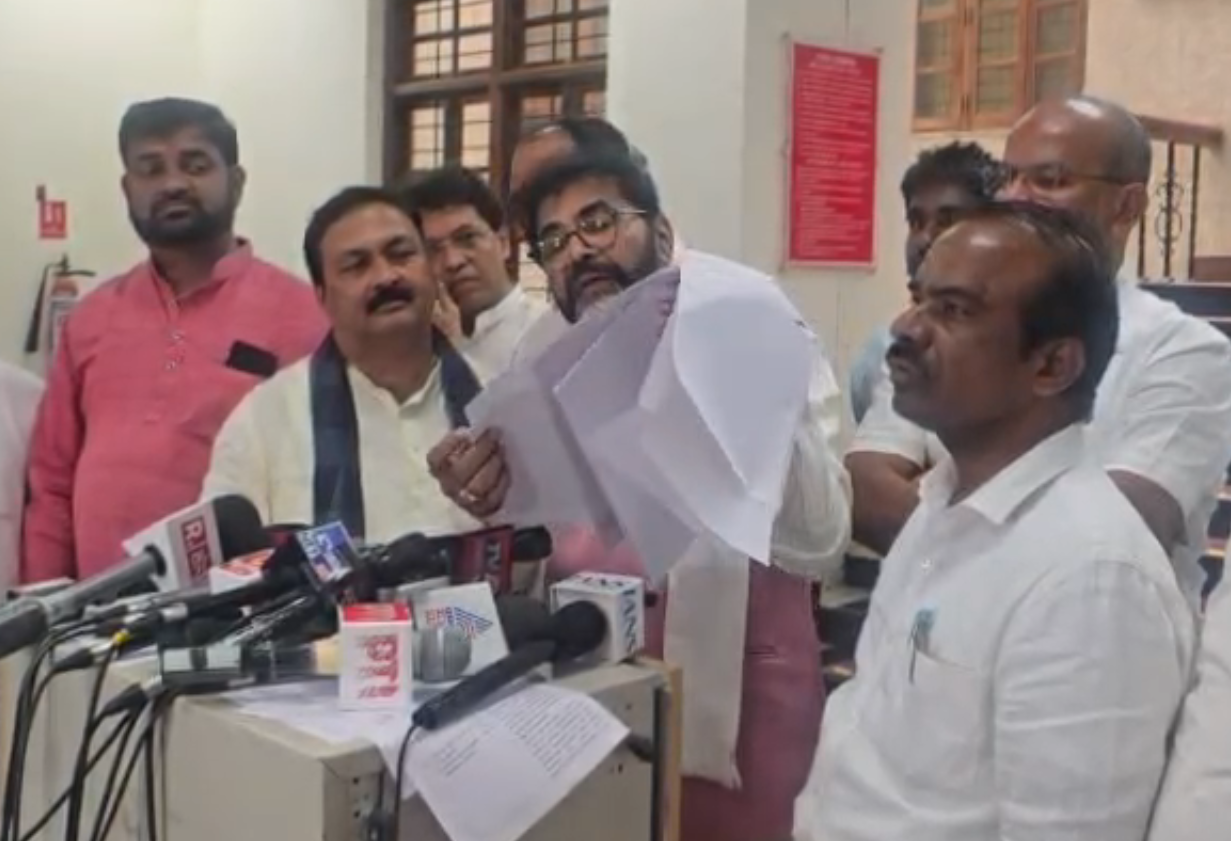 Addressing the media in Belagavi, Legislative Council Opposition Leader Chalavadi Narayanaswamy accused the minister—often projected as “Mr Clean”—of being embroiled in a major land irregularity.