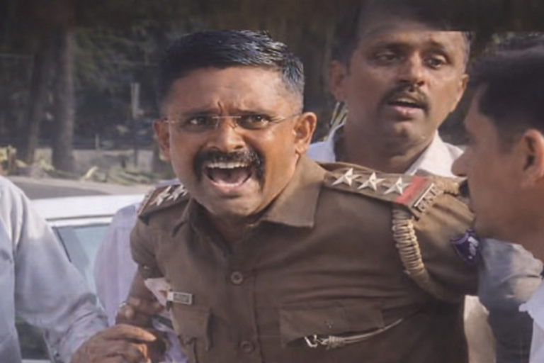 Caught on Camera: High Drama as Bengaluru Inspector Caught Red-Handed Taking ₹4 Lakh Bribe in Lokayukta Trap