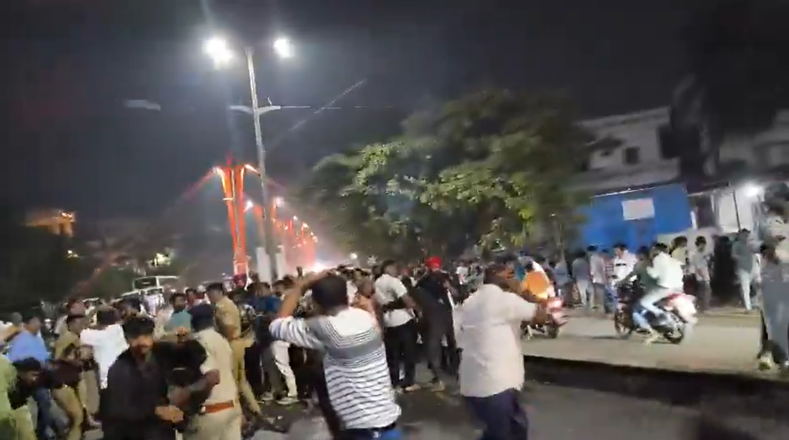 Ballari Violence Outside Janardhana Reddy Home: Banner Row, Stone-Pelting, Lathi Charge, Report Says One Congress Worker Dead — Who Fired Shots, What’s Next?