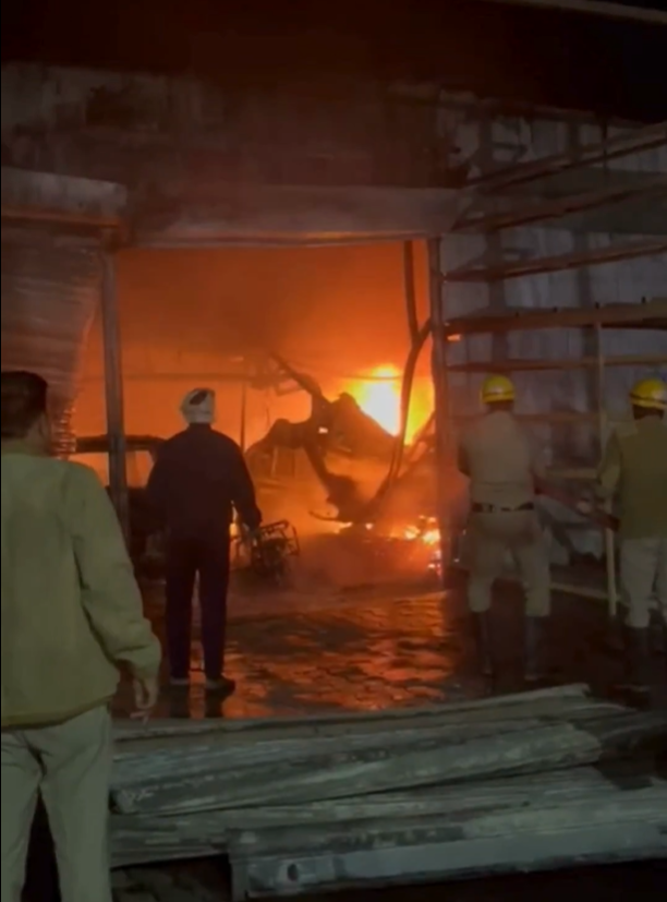 Vijayapura Fire Horror: 20+ Cars Burnt in Massive Blaze at HMK Car Service Centre