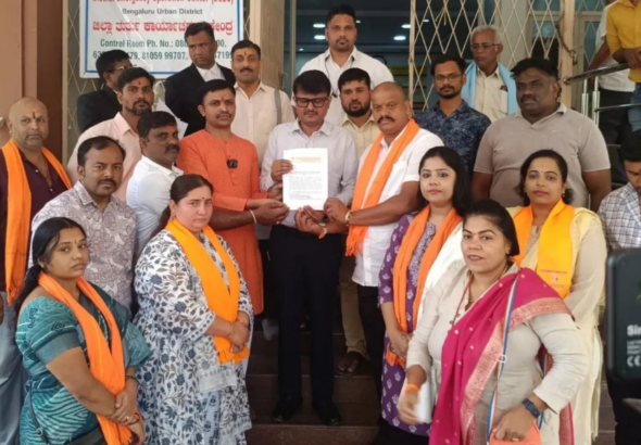 Prominent members of Hindu organizations, including Mohan Gowda, State Coordinator of the Hindu Rashtra Sammanvaya Committee, and others were present during the petition submission at the district commissioner’s office.