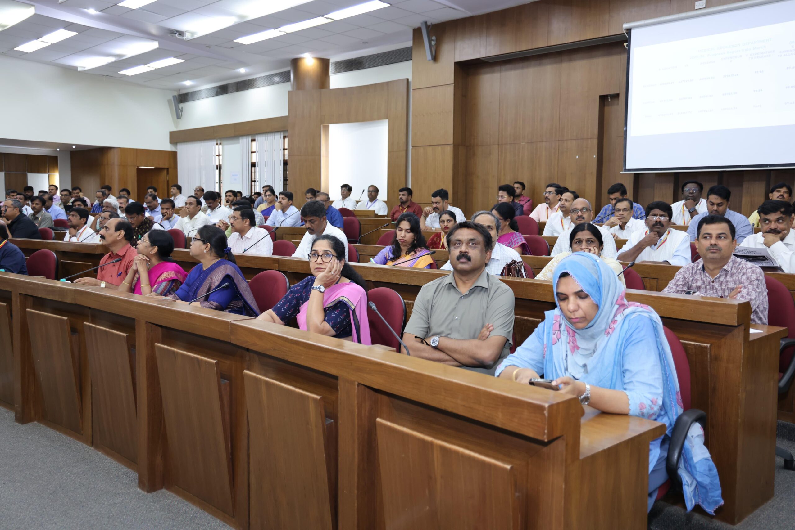 Karnataka Minister Warns Hospital Directors Over Drug Shortages, ICU Gaps and Poor Sanitation