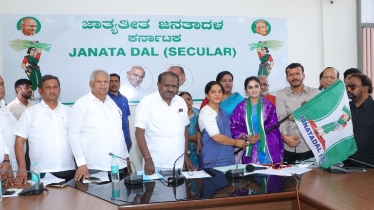 Former TV Anchor and Bigg Boss Contestant Jahnavi Joins JD(S) in Bengaluru
