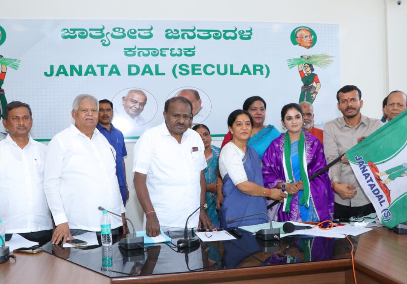 Former TV Anchor and Bigg Boss Contestant Jahnavi Joins JD(S) in Bengaluru