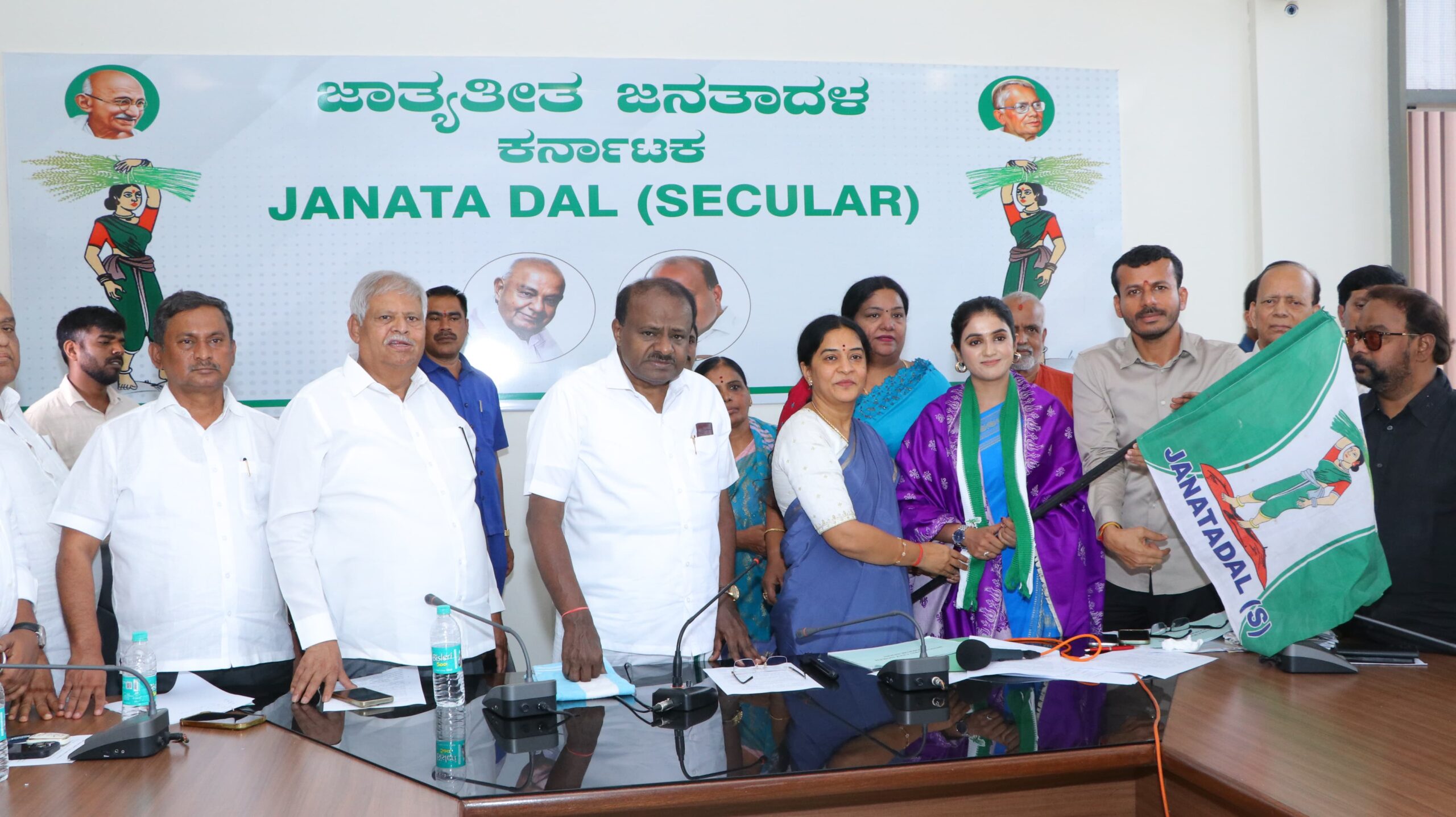 Former TV Anchor and Bigg Boss Contestant Jahnavi Joins JD(S) in Bengaluru