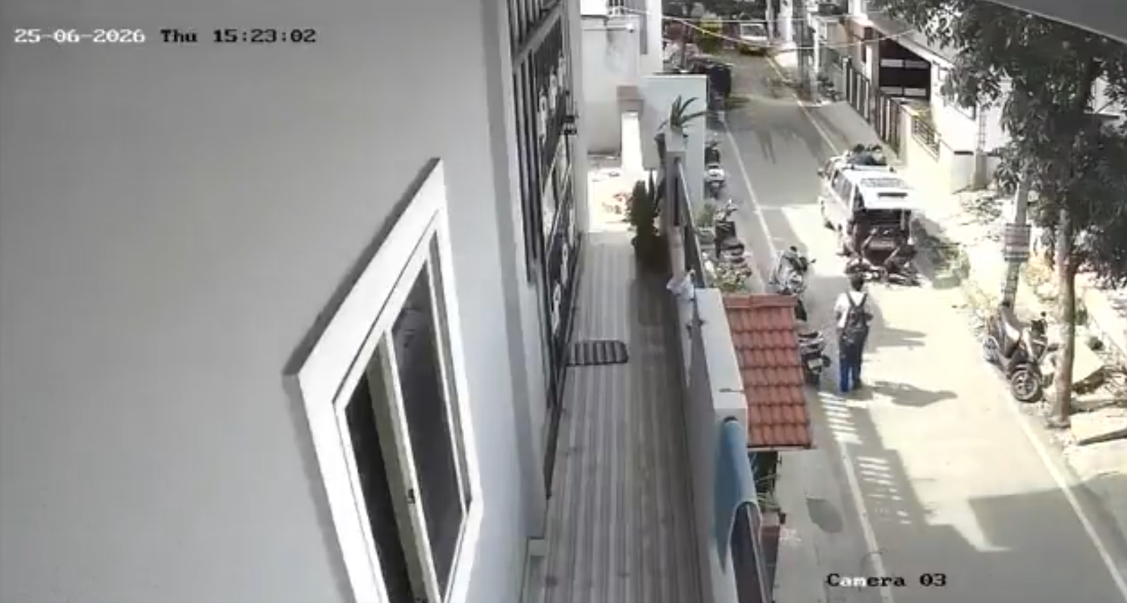 Five Schoolchildren Fall Out of Moving School Van in Bengaluru; CCTV Captures Shocking Incident