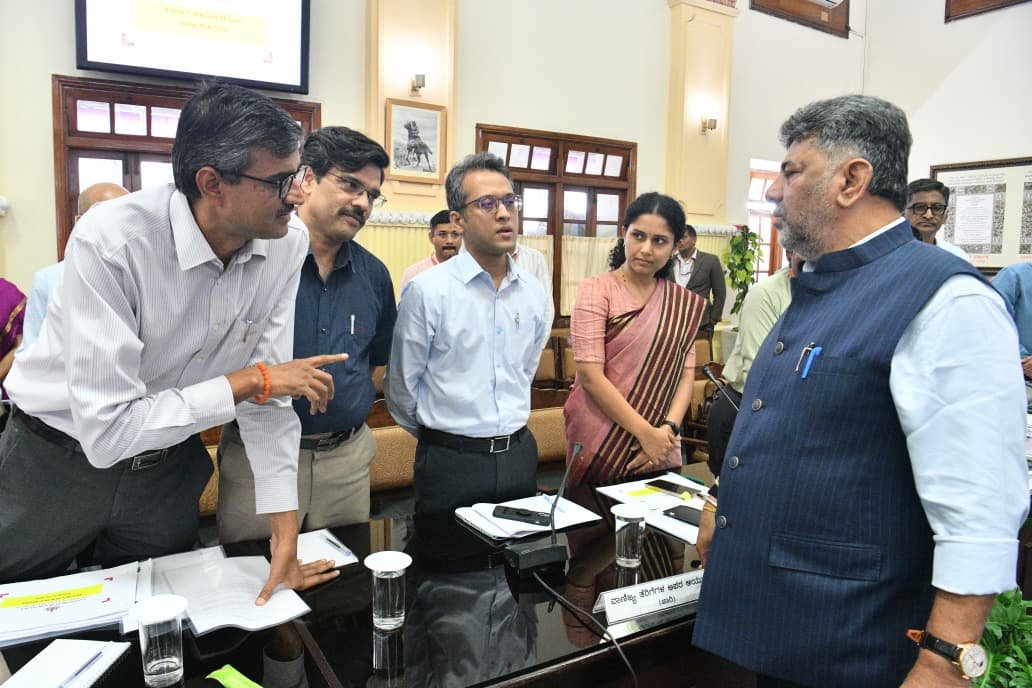 ‘I’m Watching Everything’: CM D.K. Shivakumar Warns Tax Officials, Says Lapses Won’t Go Unnoticed from Chickpet to Border Districts