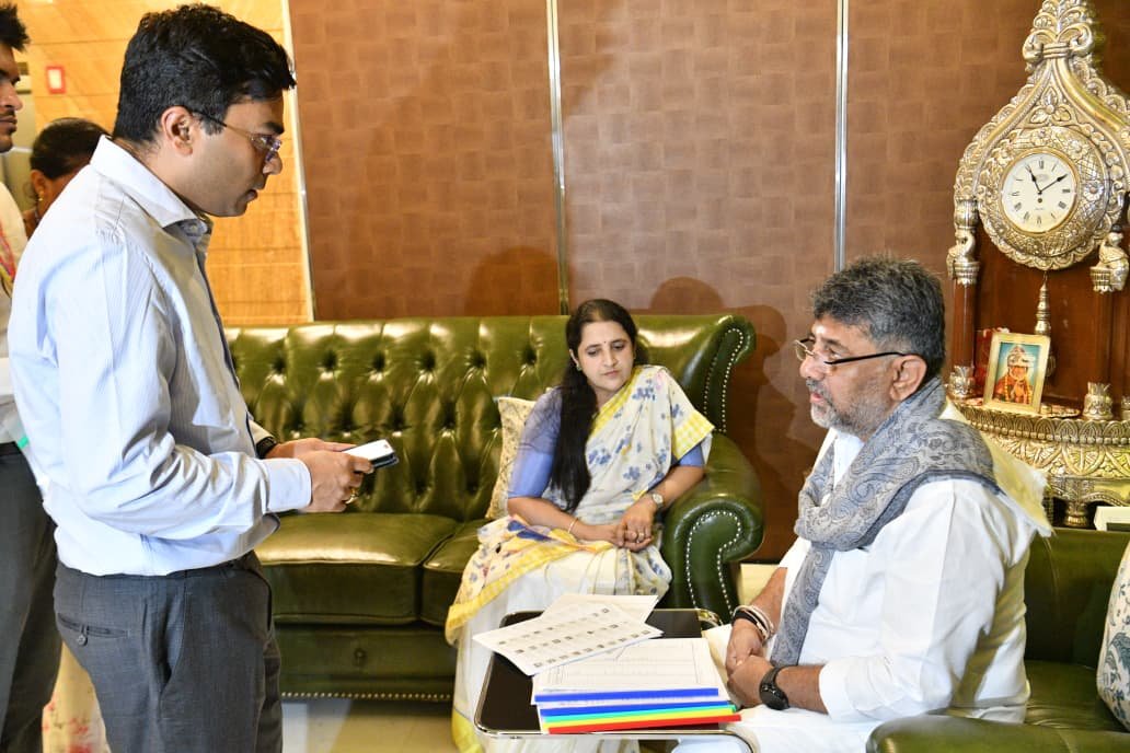 CM D.K. Shivakumar Launches Karnataka's SIR Drive by Filling Enumeration Form; Urges Voters to Protect Their Voting Rights