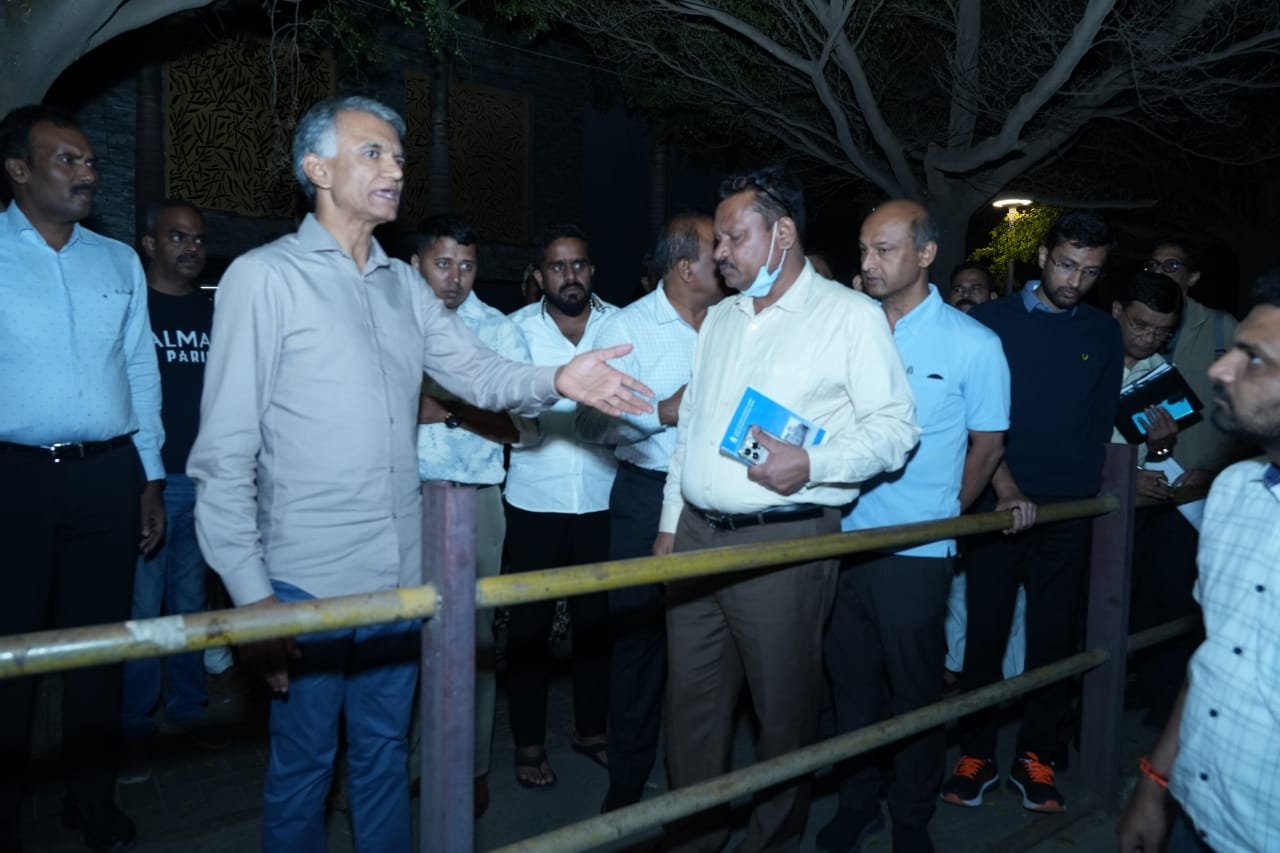 Krishna Byre Gowda Conducts Late-Night Inspection Across Bengaluru, Pulls Up Officials Over Footpath Encroachments and Poor Road Restoration