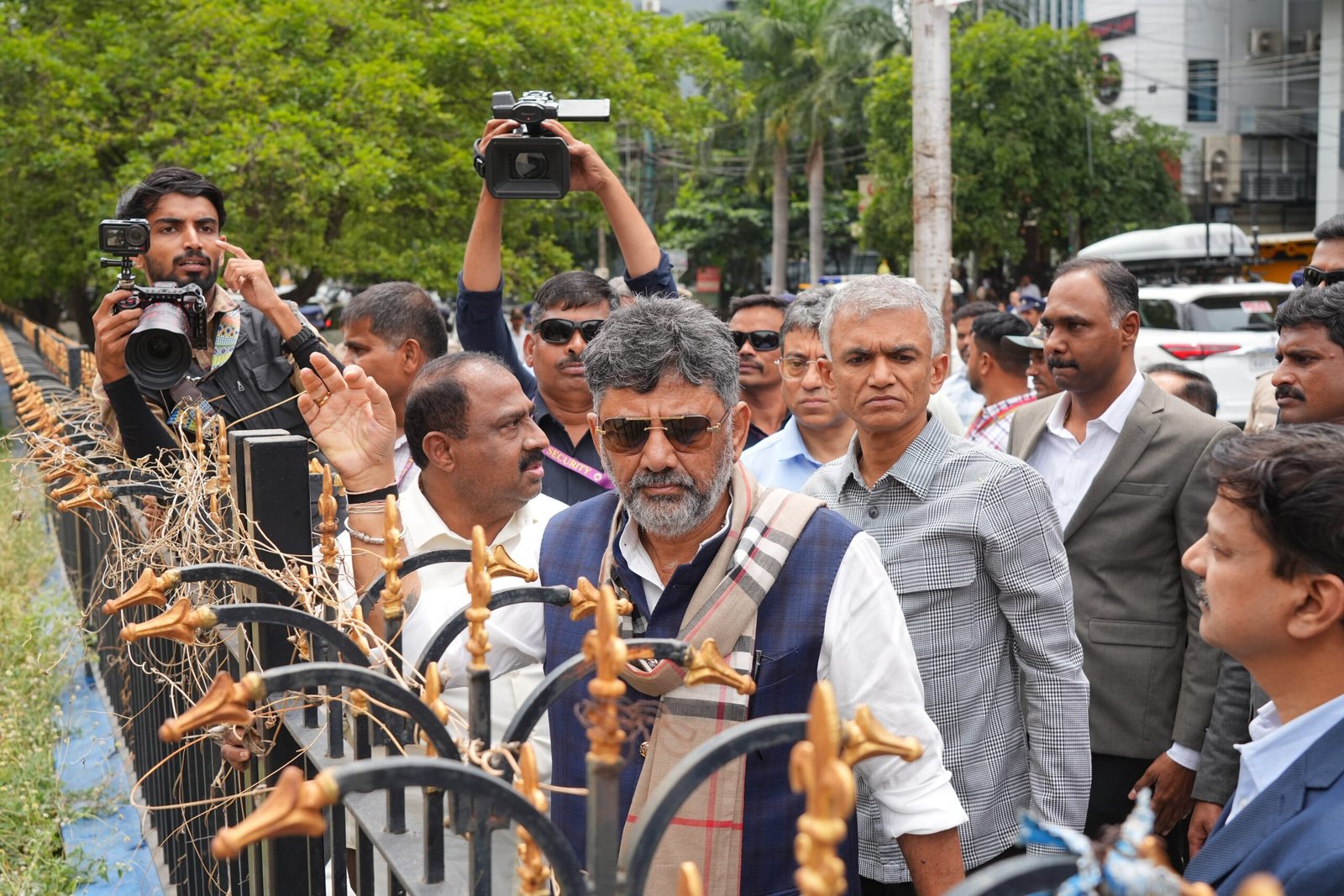 DK Shivakumar Inspects Bengaluru Footpath Clearance Drive; Government Warns of Action Against Encroachments and Abandoned Vehicles