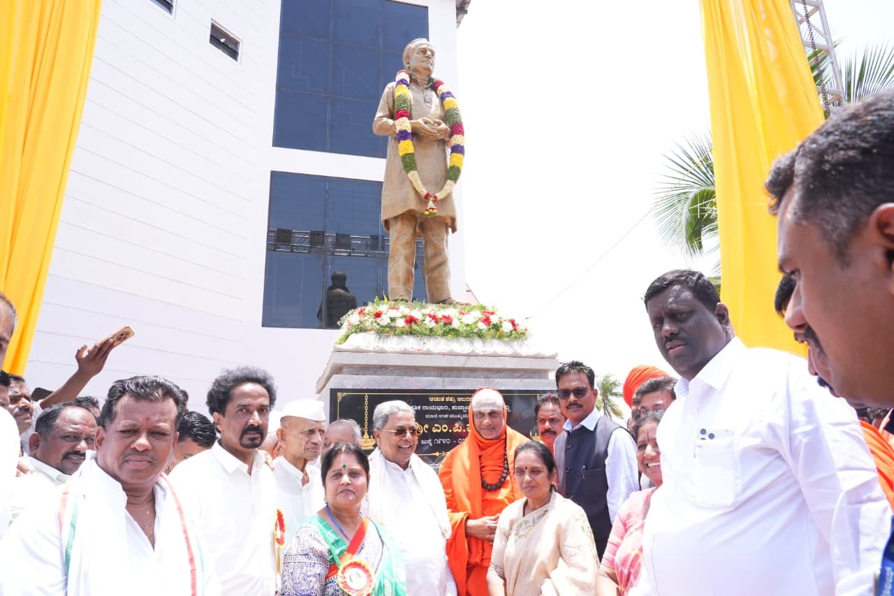 Siddaramaiah says he will write to government to name Hoovina Hadagali engineering college after M.P. Prakash