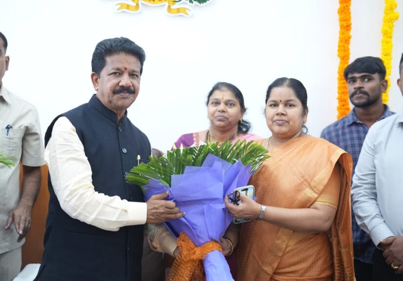 Karnataka ST Welfare Minister T. Raghumurthy Orders Time-Bound Execution of Schemes on First Day in Office