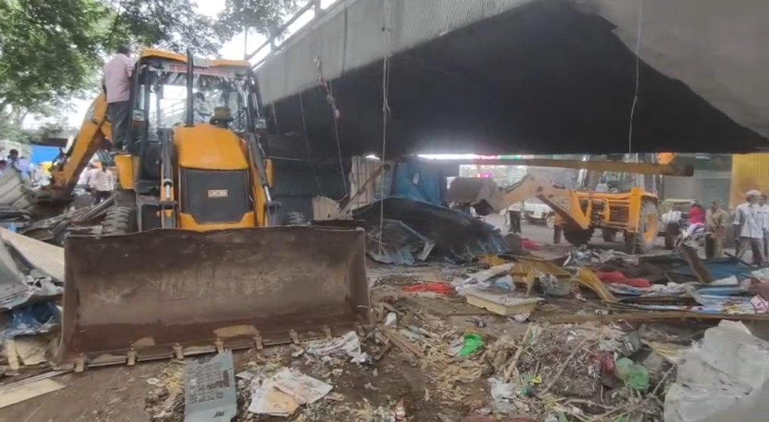 Victoria Hospital Compound Wall Encroachments Cleared as Bengaluru Central City Corporation Launches Major Demolition Drive at KR Market
