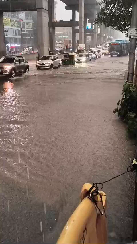 Cars, an auto-rickshaw and a bus on a waterlogged Bengaluru road in a video shared by Bellandur Traffic Police.